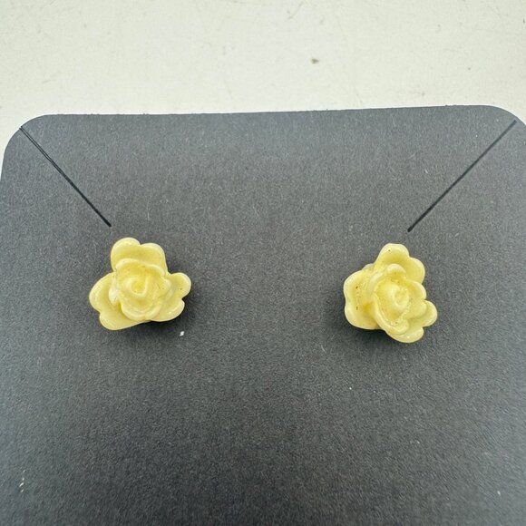 Small Yellow Rose Shaped Stud Earrings Delicate Flower Lightweight Push Back - Picture 1 of 3